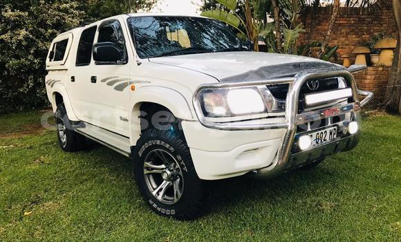 Nunua Ilio tumika Toyota Hilux White Gari ndani ya Manzini nchini Manzini