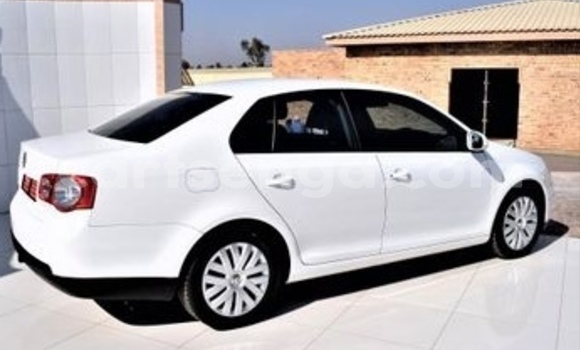 Nunua Ilio tumika Volkswagen Jetta White Gari ndani ya Ezulwini nchini Hhohho Nunua Ilio tumika Volkswagen Jetta White Gari ndani ya Ezulwini nchini Hhohho