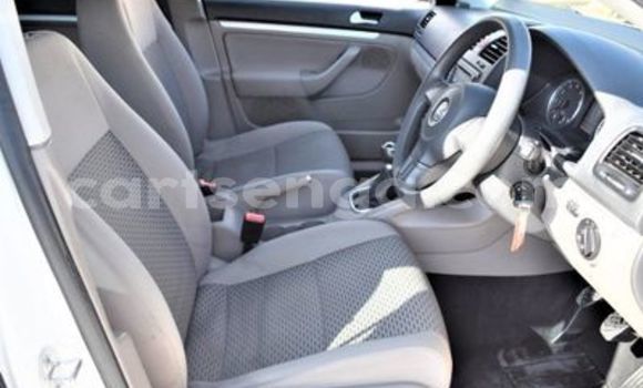 Nunua Ilio tumika Volkswagen Jetta White Gari ndani ya Ezulwini nchini Hhohho Nunua Ilio tumika Volkswagen Jetta White Gari ndani ya Ezulwini nchini Hhohho