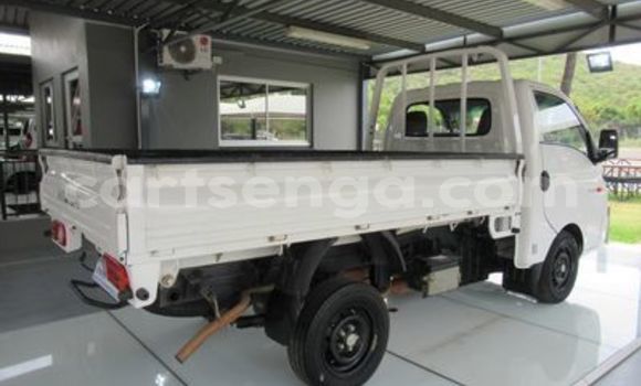 Nunua Ilio tumika Hyundai H200 White Gari ndani ya Ezulwini nchini Hhohho Nunua Ilio tumika Hyundai H200 White Gari ndani ya Ezulwini nchini Hhohho