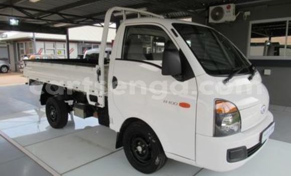 Nunua Ilio tumika Hyundai H200 White Gari ndani ya Ezulwini nchini Hhohho Nunua Ilio tumika Hyundai H200 White Gari ndani ya Ezulwini nchini Hhohho