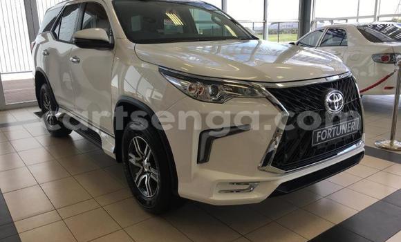 Nunua Ilio tumika Toyota Fortuner White Gari ndani ya Manzini nchini Manzini