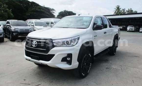 Nunua Ilio tumika Toyota Hilux Surf White Gari ndani ya Manzini nchini Manzini