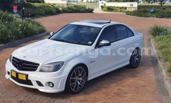 Nunua Ilio tumika Mercedes‒Benz 200 White Gari ndani ya Big Bend nchini Lubombo Nunua Ilio tumika Mercedes‒Benz 200 White Gari ndani ya Big Bend nchini Lubombo