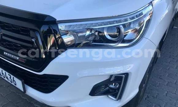 Nunua Ilio tumika Toyota Hilux Surf White Gari ndani ya Manzini nchini Manzini