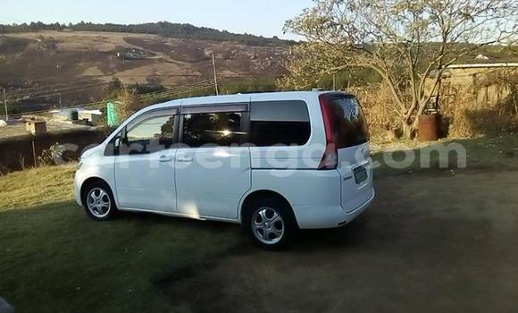 Buy Used Nissan Serena White Car in Manzini in Manzini Buy Used Nissan Serena White Car in Manzini in Manzini
