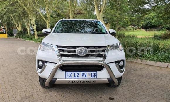Nunua Ilio tumika Toyota Fortuner White Gari ndani ya Manzini nchini Manzini