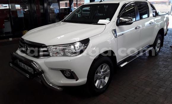Nunua Ilio tumika Toyota Hilux White Gari ndani ya Manzini nchini Manzini