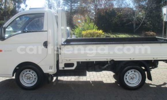 Buy Used Hyundai H1 White Car in Nhlangano in Shiselweni District Buy Used Hyundai H1 White Car in Nhlangano in Shiselweni District