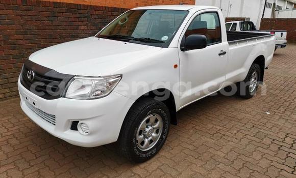 Nunua Ilio tumika Toyota Hilux White Gari ndani ya Big Bend nchini Lubombo