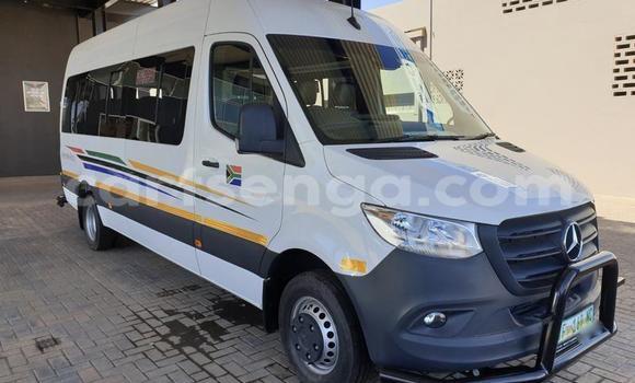 Nunua Ilio tumika Mercedes‒Benz Esprit White Gari ndani ya Big Bend nchini Lubombo Nunua Ilio tumika Mercedes‒Benz Esprit White Gari ndani ya Big Bend nchini Lubombo