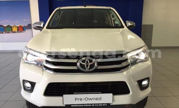 Nunua Ilio tumika Toyota Hilux White Gari ndani ya Import - Dubai nchini Hhohho