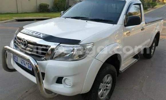 Nunua Ilio tumika Toyota Hilux White Gari ndani ya Manzini nchini Manzini Nunua Ilio tumika Toyota Hilux White Gari ndani ya Manzini nchini Manzini