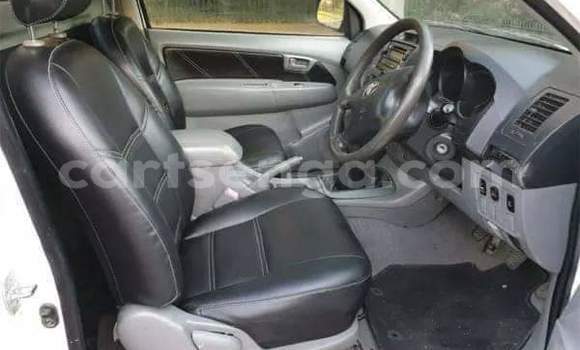 Nunua Ilio tumika Toyota Hilux White Gari ndani ya Manzini nchini Manzini Nunua Ilio tumika Toyota Hilux White Gari ndani ya Manzini nchini Manzini