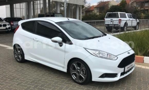 Nunua Ilio tumika Ford Fiesta White Gari ndani ya Manzini nchini Manzini