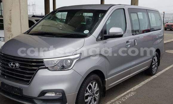Nunua Ilio tumika Hyundai H1 Silver Gari ndani ya Ezulwini nchini Hhohho Nunua Ilio tumika Hyundai H1 Silver Gari ndani ya Ezulwini nchini Hhohho