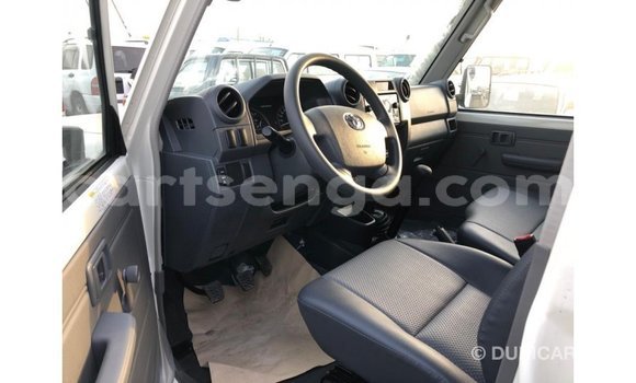 Nunua Imported Toyota Land Cruiser White Gari ndani ya Import - Dubai nchini Hhohho Nunua Imported Toyota Land Cruiser White Gari ndani ya Import - Dubai nchini Hhohho