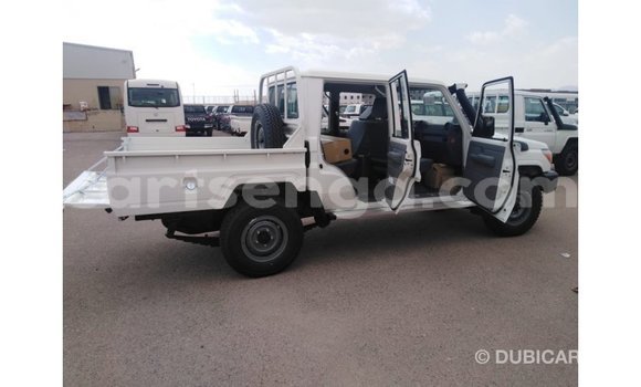 Nunua Imported Toyota Land Cruiser White Gari ndani ya Import - Dubai nchini Hhohho Nunua Imported Toyota Land Cruiser White Gari ndani ya Import - Dubai nchini Hhohho