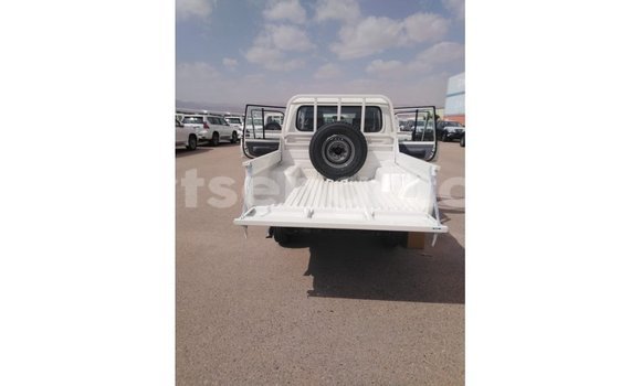 Nunua Imported Toyota Land Cruiser White Gari ndani ya Import - Dubai nchini Hhohho Nunua Imported Toyota Land Cruiser White Gari ndani ya Import - Dubai nchini Hhohho