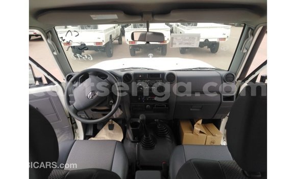 Nunua Imported Toyota Land Cruiser White Gari ndani ya Import - Dubai nchini Hhohho Nunua Imported Toyota Land Cruiser White Gari ndani ya Import - Dubai nchini Hhohho