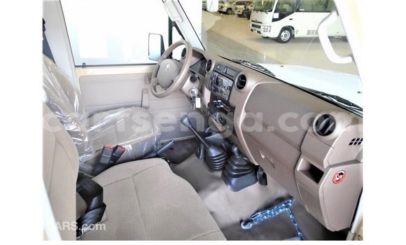 Acheter Import Voiture Toyota Land Cruiser Beige à Import - Dubai, Hhohho Acheter Import Voiture Toyota Land Cruiser Beige à Import - Dubai, Hhohho