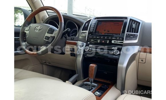 Acheter Import Voiture Toyota Land Cruiser Blanc à Import - Dubai, Hhohho Acheter Import Voiture Toyota Land Cruiser Blanc à Import - Dubai, Hhohho