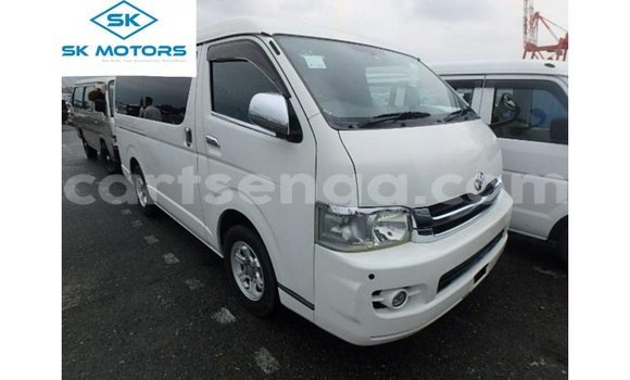 Nunua Imported Toyota Regius White Gari ndani ya Import - Dubai nchini Hhohho