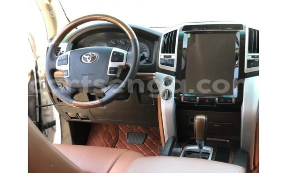 Nunua Imported Toyota Land Cruiser White Gari ndani ya Import - Dubai nchini Hhohho Nunua Imported Toyota Land Cruiser White Gari ndani ya Import - Dubai nchini Hhohho