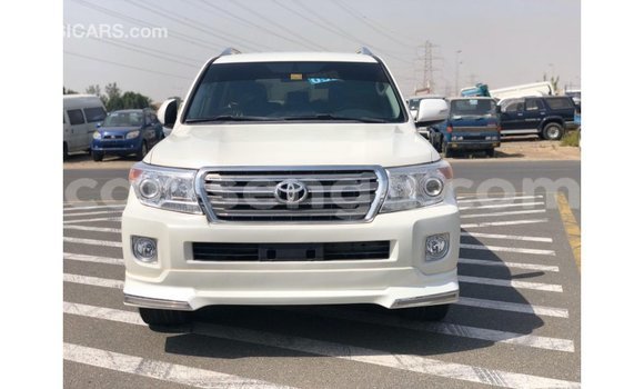Acheter Import Voiture Toyota Land Cruiser Blanc à Import - Dubai, Hhohho Acheter Import Voiture Toyota Land Cruiser Blanc à Import - Dubai, Hhohho