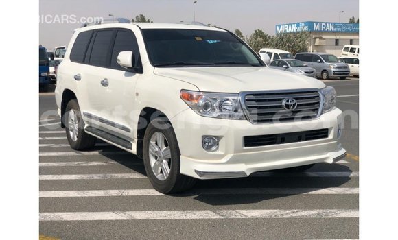 Acheter Import Voiture Toyota Land Cruiser Blanc à Import - Dubai, Hhohho Acheter Import Voiture Toyota Land Cruiser Blanc à Import - Dubai, Hhohho