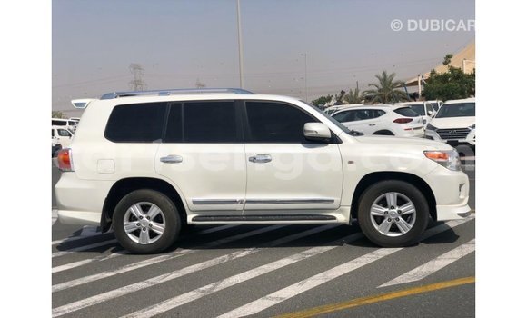 Acheter Import Voiture Toyota Land Cruiser Blanc à Import - Dubai, Hhohho Acheter Import Voiture Toyota Land Cruiser Blanc à Import - Dubai, Hhohho
