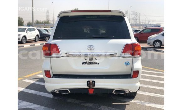 Acheter Import Voiture Toyota Land Cruiser Blanc à Import - Dubai, Hhohho Acheter Import Voiture Toyota Land Cruiser Blanc à Import - Dubai, Hhohho