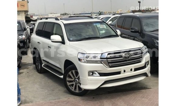 Acheter Import Voiture Toyota Land Cruiser Blanc à Import - Dubai, Hhohho Acheter Import Voiture Toyota Land Cruiser Blanc à Import - Dubai, Hhohho