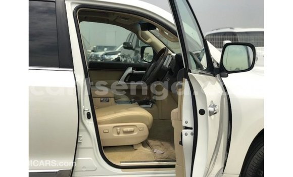 Acheter Import Voiture Toyota Land Cruiser Blanc à Import - Dubai, Hhohho Acheter Import Voiture Toyota Land Cruiser Blanc à Import - Dubai, Hhohho