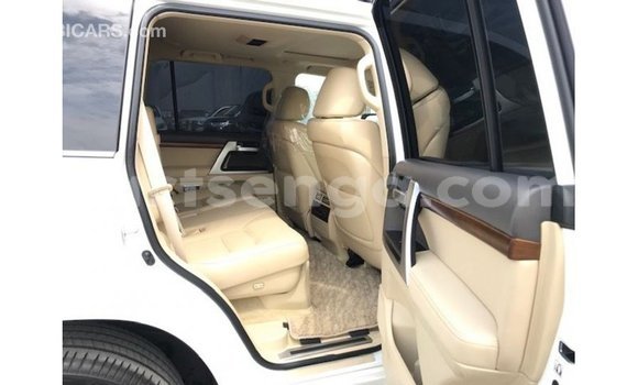 Acheter Import Voiture Toyota Land Cruiser Blanc à Import - Dubai, Hhohho Acheter Import Voiture Toyota Land Cruiser Blanc à Import - Dubai, Hhohho