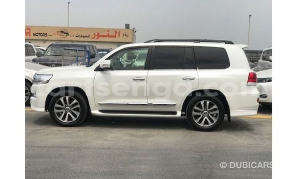 Acheter Import Voiture Toyota Land Cruiser Blanc à Import - Dubai, Hhohho Acheter Import Voiture Toyota Land Cruiser Blanc à Import - Dubai, Hhohho
