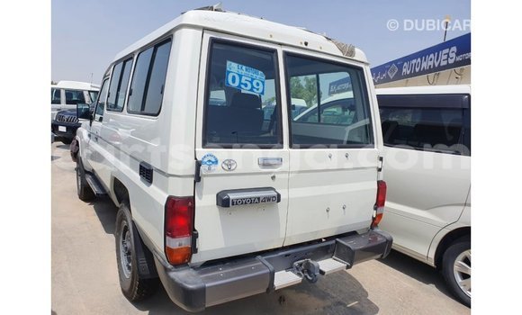 Acheter Import Voiture Toyota Land Cruiser Blanc à Import - Dubai, Hhohho Acheter Import Voiture Toyota Land Cruiser Blanc à Import - Dubai, Hhohho