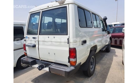 Acheter Import Voiture Toyota Land Cruiser Blanc à Import - Dubai, Hhohho Acheter Import Voiture Toyota Land Cruiser Blanc à Import - Dubai, Hhohho