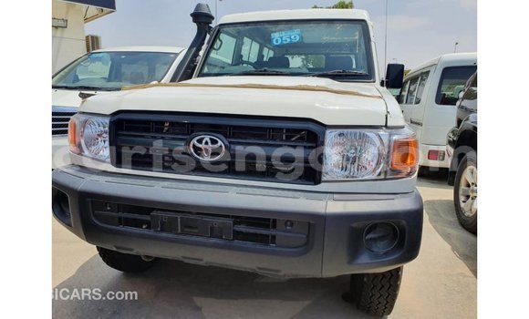 Acheter Import Voiture Toyota Land Cruiser Blanc à Import - Dubai, Hhohho Acheter Import Voiture Toyota Land Cruiser Blanc à Import - Dubai, Hhohho