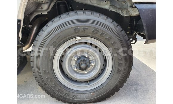 Acheter Import Voiture Toyota Land Cruiser Blanc à Import - Dubai, Hhohho Acheter Import Voiture Toyota Land Cruiser Blanc à Import - Dubai, Hhohho