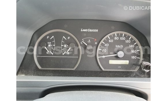 Acheter Import Voiture Toyota Land Cruiser Blanc à Import - Dubai, Hhohho Acheter Import Voiture Toyota Land Cruiser Blanc à Import - Dubai, Hhohho