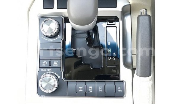 Acheter Import Voiture Toyota Land Cruiser Blanc à Import - Dubai, Hhohho Acheter Import Voiture Toyota Land Cruiser Blanc à Import - Dubai, Hhohho