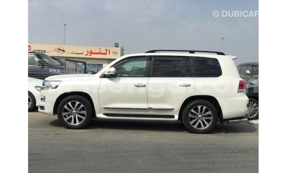 Acheter Import Voiture Toyota Land Cruiser Blanc à Import - Dubai, Hhohho Acheter Import Voiture Toyota Land Cruiser Blanc à Import - Dubai, Hhohho