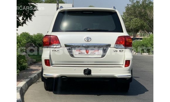 Acheter Import Voiture Toyota Land Cruiser Blanc à Import - Dubai, Hhohho Acheter Import Voiture Toyota Land Cruiser Blanc à Import - Dubai, Hhohho