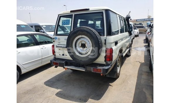Acheter Import Voiture Toyota Land Cruiser Blanc à Import - Dubai, Hhohho Acheter Import Voiture Toyota Land Cruiser Blanc à Import - Dubai, Hhohho
