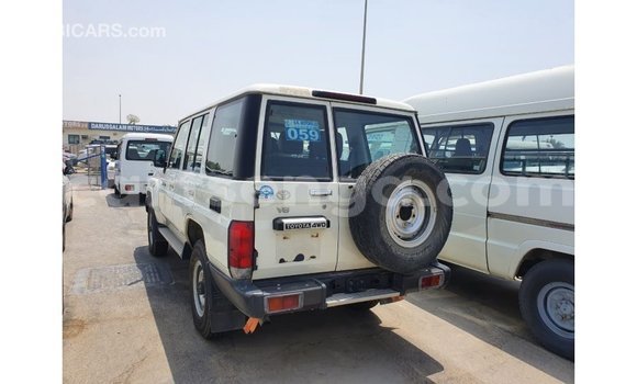 Acheter Import Voiture Toyota Land Cruiser Blanc à Import - Dubai, Hhohho Acheter Import Voiture Toyota Land Cruiser Blanc à Import - Dubai, Hhohho
