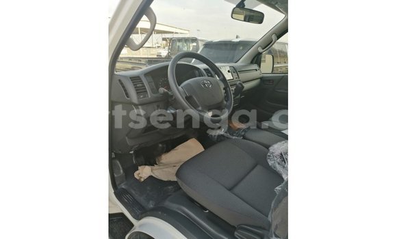 Nunua Imported Toyota Hiace White Gari ndani ya Import - Dubai nchini Hhohho Nunua Imported Toyota Hiace White Gari ndani ya Import - Dubai nchini Hhohho