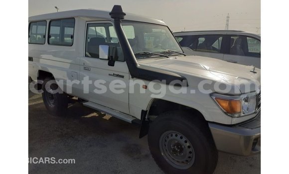 Acheter Import Voiture Toyota Land Cruiser Blanc à Import - Dubai, Hhohho Acheter Import Voiture Toyota Land Cruiser Blanc à Import - Dubai, Hhohho