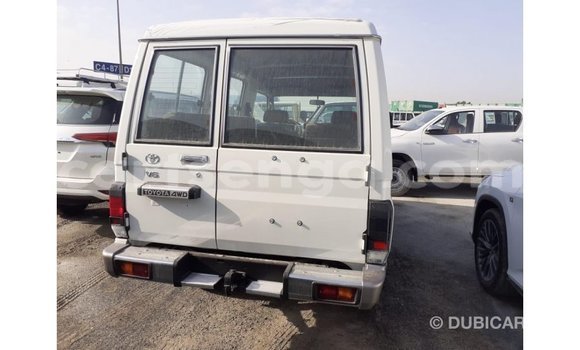 Acheter Import Voiture Toyota Land Cruiser Blanc à Import - Dubai, Hhohho Acheter Import Voiture Toyota Land Cruiser Blanc à Import - Dubai, Hhohho