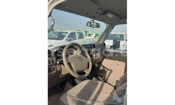 Acheter Import Voiture Toyota Land Cruiser Blanc à Import - Dubai, Hhohho Acheter Import Voiture Toyota Land Cruiser Blanc à Import - Dubai, Hhohho